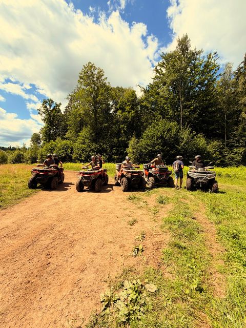 Quad w błotnistej koleinie